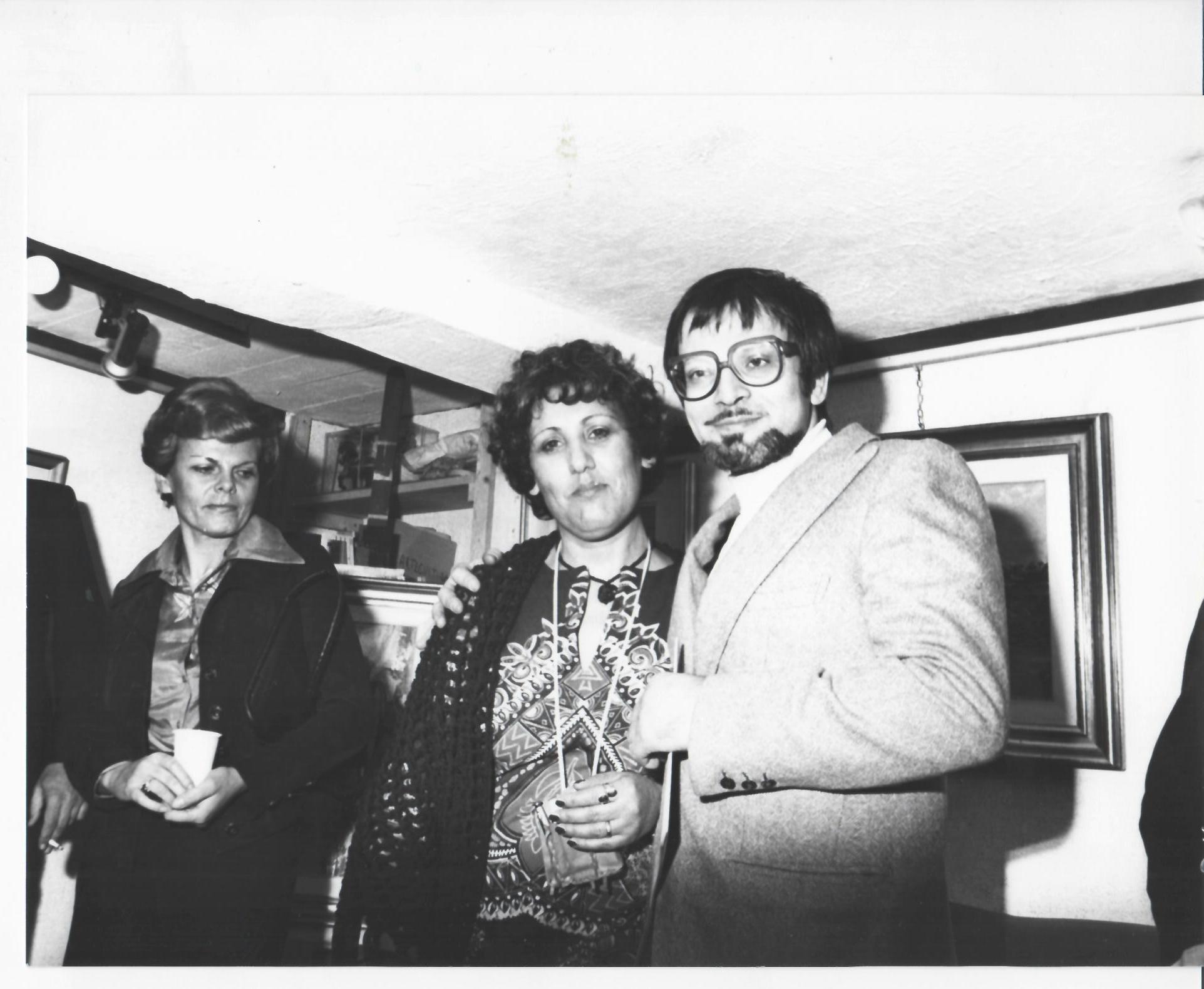 LAURA STRANI con Paolo Spada, pittore e critico d'arte, all'inaugurazione della Personale alla Galleria Marconidieci, Borgomanero, 1977